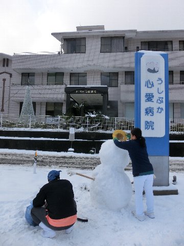 雪だるま製作中